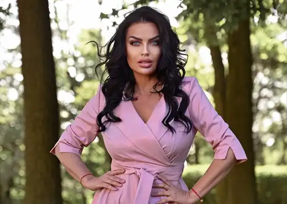 Ашық ауада қызғылт DANA Collection көйлегіндегі модель