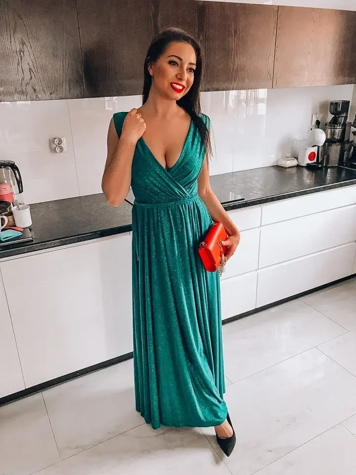 Ұзын жасыл көйлектегі модель DANA Collection